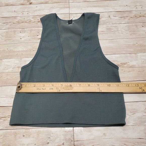Urban Outfitters Ribbed Deep V-Neck Sleeveless Crop Top, Size M‎ - Picture 3 of 4